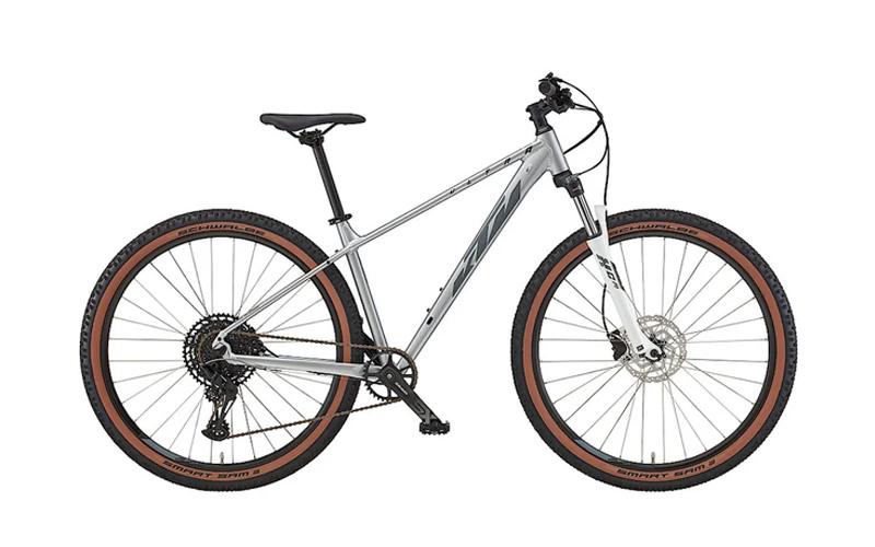 <p><strong>De KTM Ultra Gloriette 29</strong> is een stoere mountainbike in starlight silver met 29-inch wielen. Hij biedt uitstekende grip en stabiliteit, ideaal voor verschillende terreinen. Deze fiets heeft een lichtgewicht frame en hoogwaardige onderdelen, wat zorgt voor zowel comfort als duurzaamheid.<br />
<br />
<strong>Nu verkrijgbaar voor &euro;949,‒, een scherpe prijs voor topkwaliteit.</strong></p>
